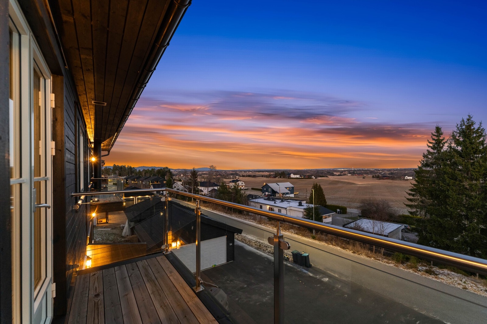 Her får du en romslig og moderne halvpart av tomannsbolig fra 2020, beliggende i et rolig og barnevennlig område med naturen som nærmeste nabo og kort vei til Romeriksåsen Galleribilde