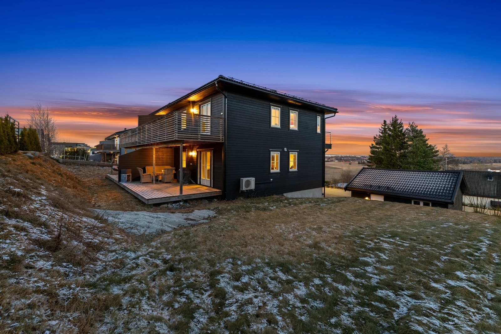 I tillegg til boligens uteplasser, har vi boligens hage, som byr på gode leke- og oppholdsarealer for både barn og voksne. Galleribilde