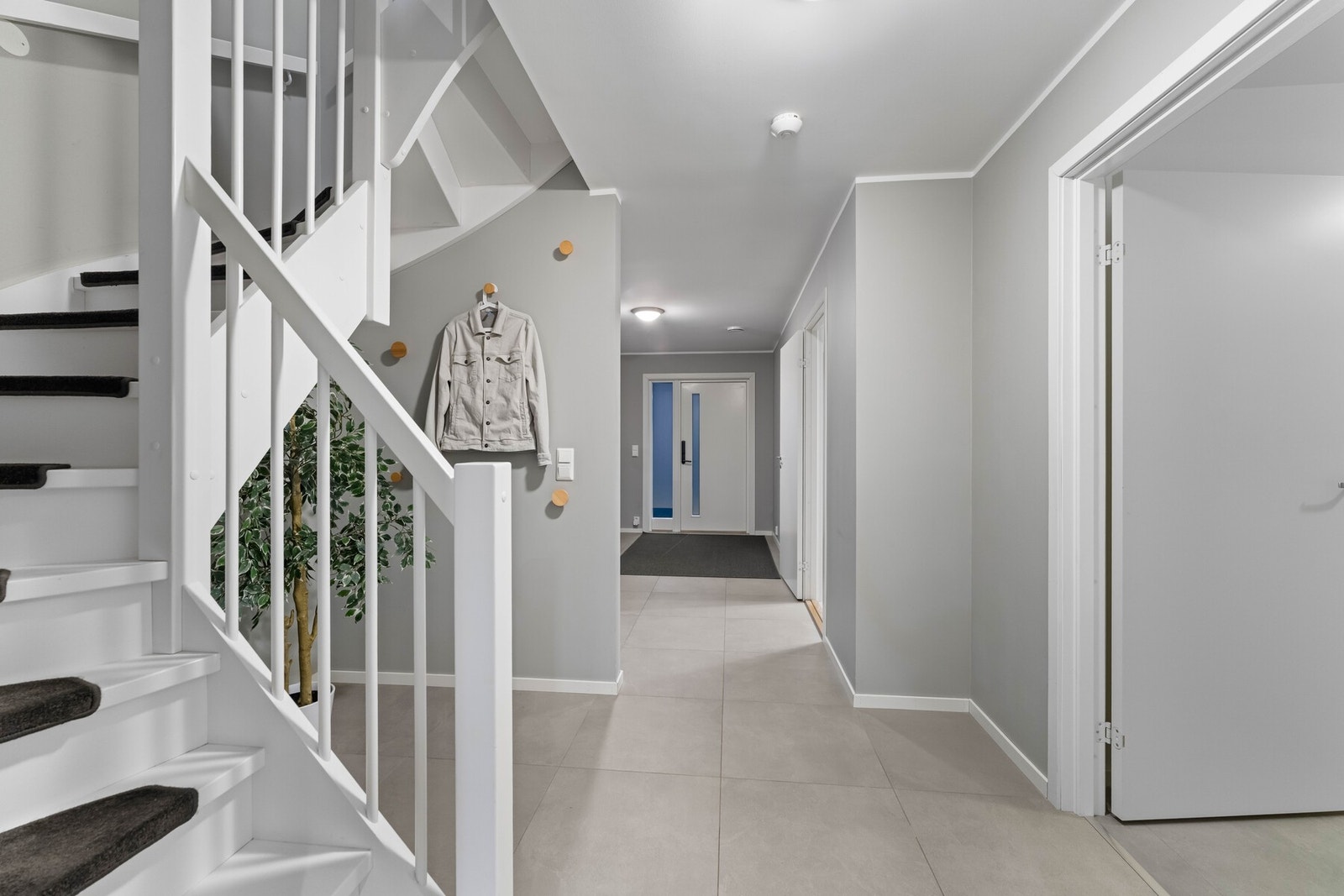 Her er det god plass til garderobeløsning, og planløsningen oppleves både oversiktlig og funksjonell. Galleribilde