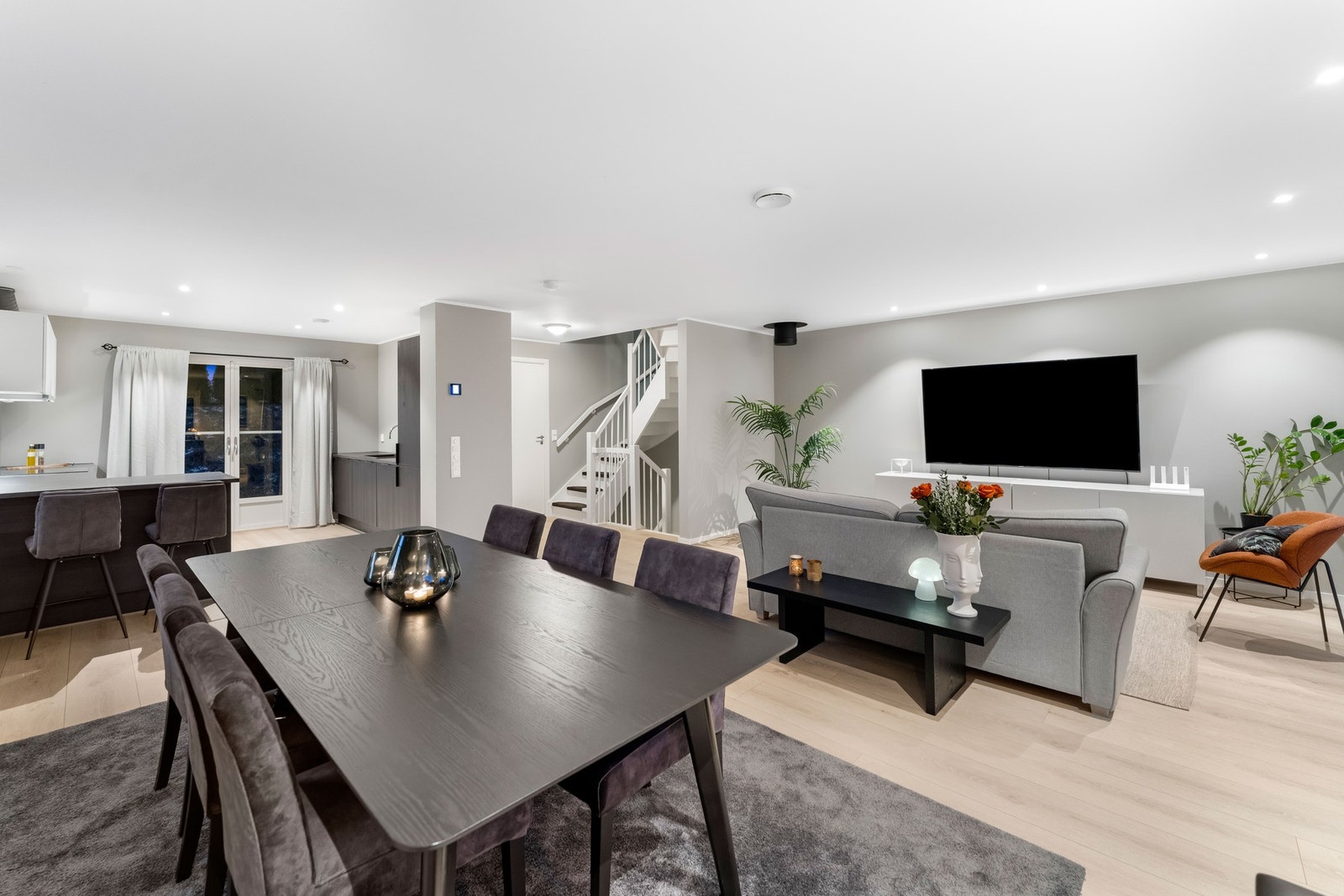 Rommet har en god størrelse som gir fleksible møbleringsmuligheter for både sofagruppe, TV-løsning og øvrig møblement. Galleribilde