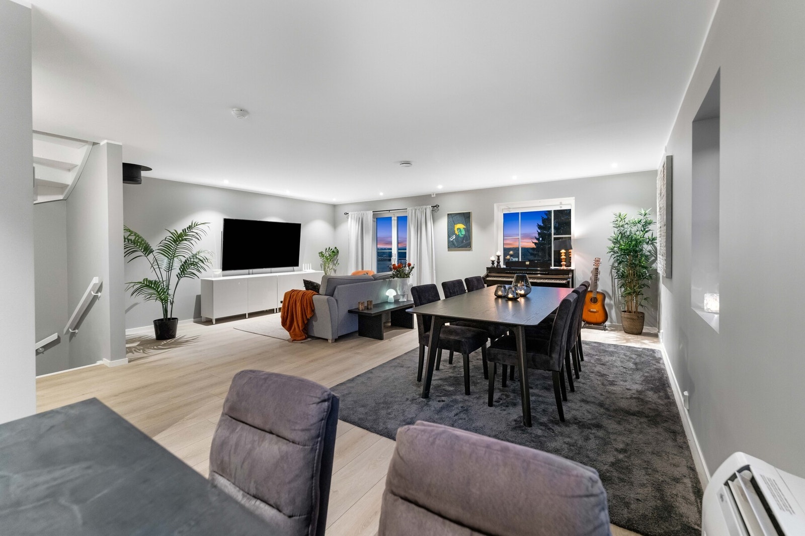 Boligen har en gjennomtenkt planløsning med fire soverom, to bad og ett separat toalettrom. Galleribilde