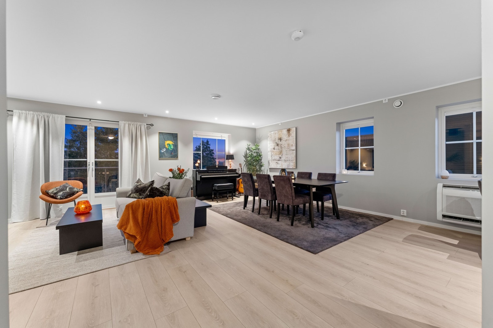 Stuen fremstår som lys og innbydende med god takhøyde og store vindusflater fra flere himmelretninger, som slipper inn rikelig med naturlig lys. Galleribilde