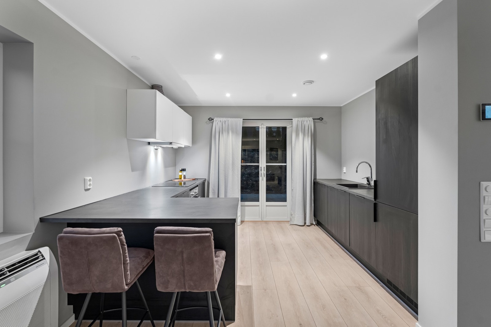 Åpen stue- og kjøkkenløsning gir gode sosiale soner og har opplegg for peis. Galleribilde