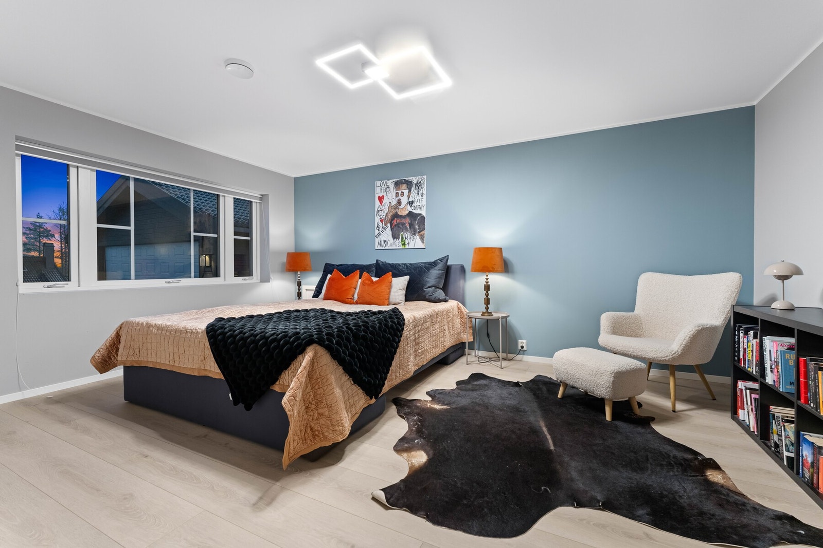 Fra entreen er det adkomst til boligens første soverom. Rommet fremstår moderne og delikat med smakfullt laminatgulv og lyse veggflater som sammen skaper en behagelig og harmonisk atmosfære. Galleribilde