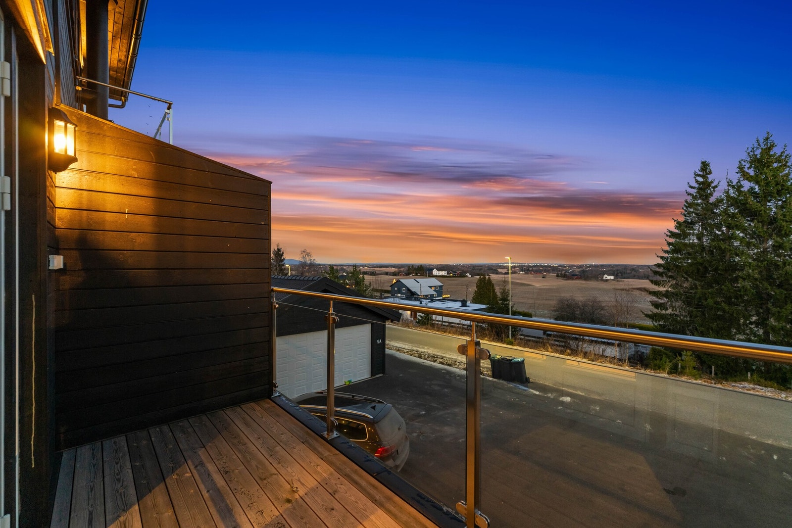 Uteplassen gir en naturlig forlengelse av stuen under sommertider. og byr på et åpent og luftig utsyn mot omkringliggende landskap og boligområdet. Galleribilde