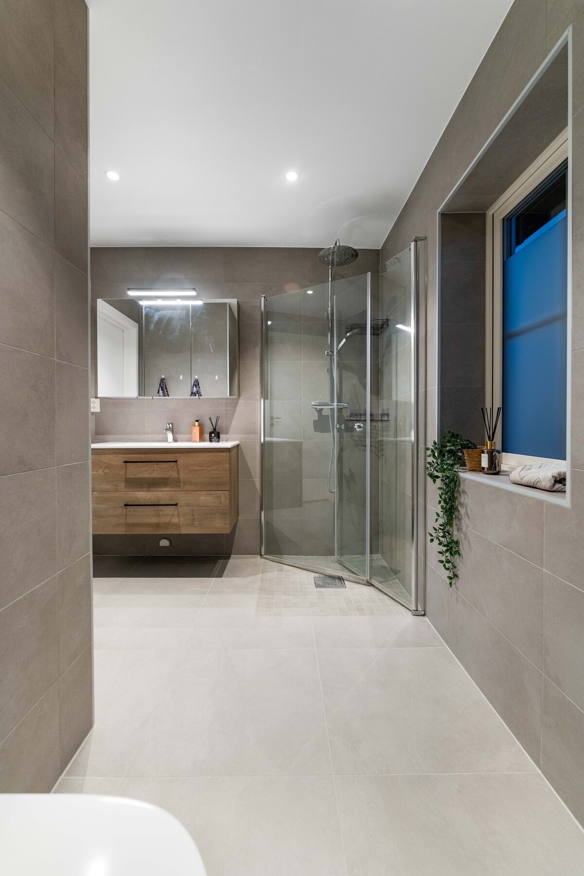 Badet byr på god gulvplass, behagelig belysning og en planløsning som fungerer godt i hverdagen Galleribilde