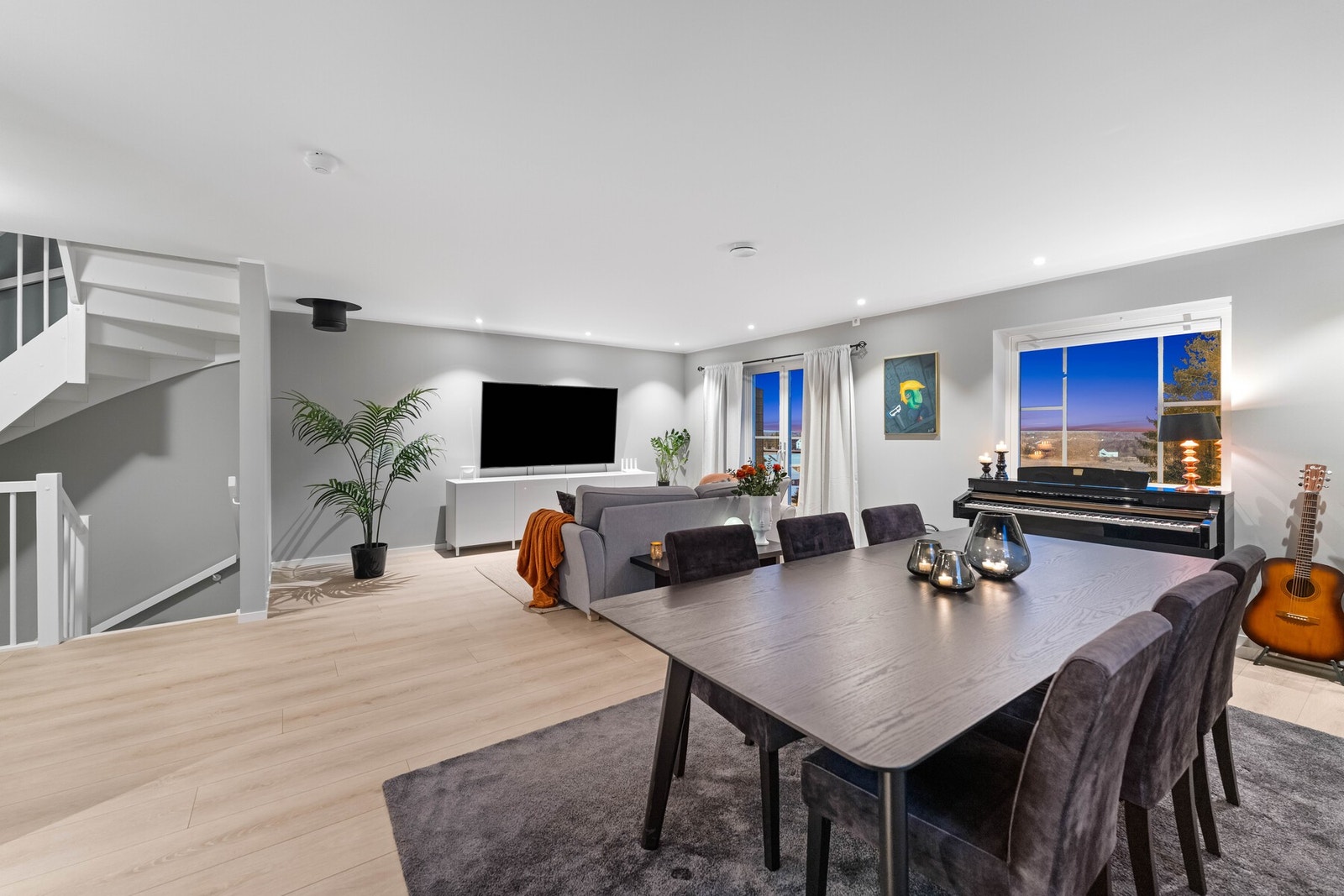 Stuen er formet i en åpen kjøkken/stue løsning, som byr på en behagelig atmosfære som egner seg godt både til hverdagsbruk og sosiale sammenkomster. Galleribilde