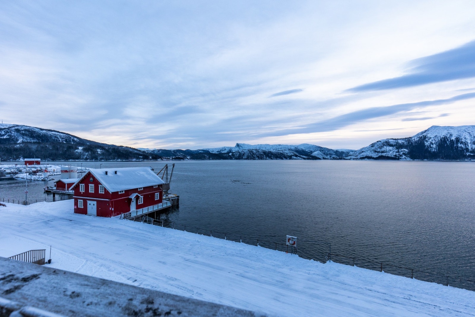 Fra balkongen har du fantastisk utsikt over vakker natur og kan nyte gode solforhold Galleribilde