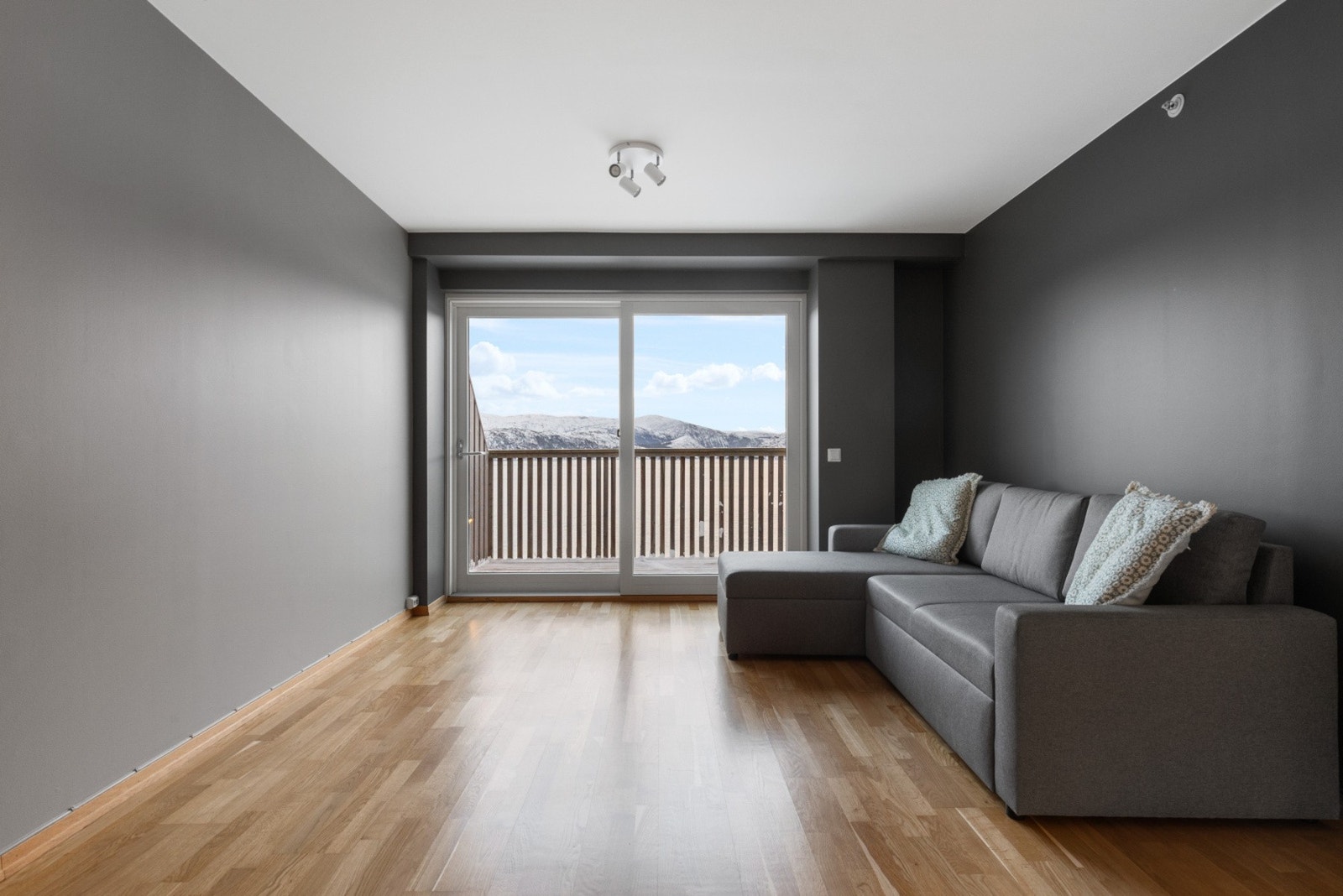 Fra stuen har du direkte utgang til en flott solrik balkong Galleribilde