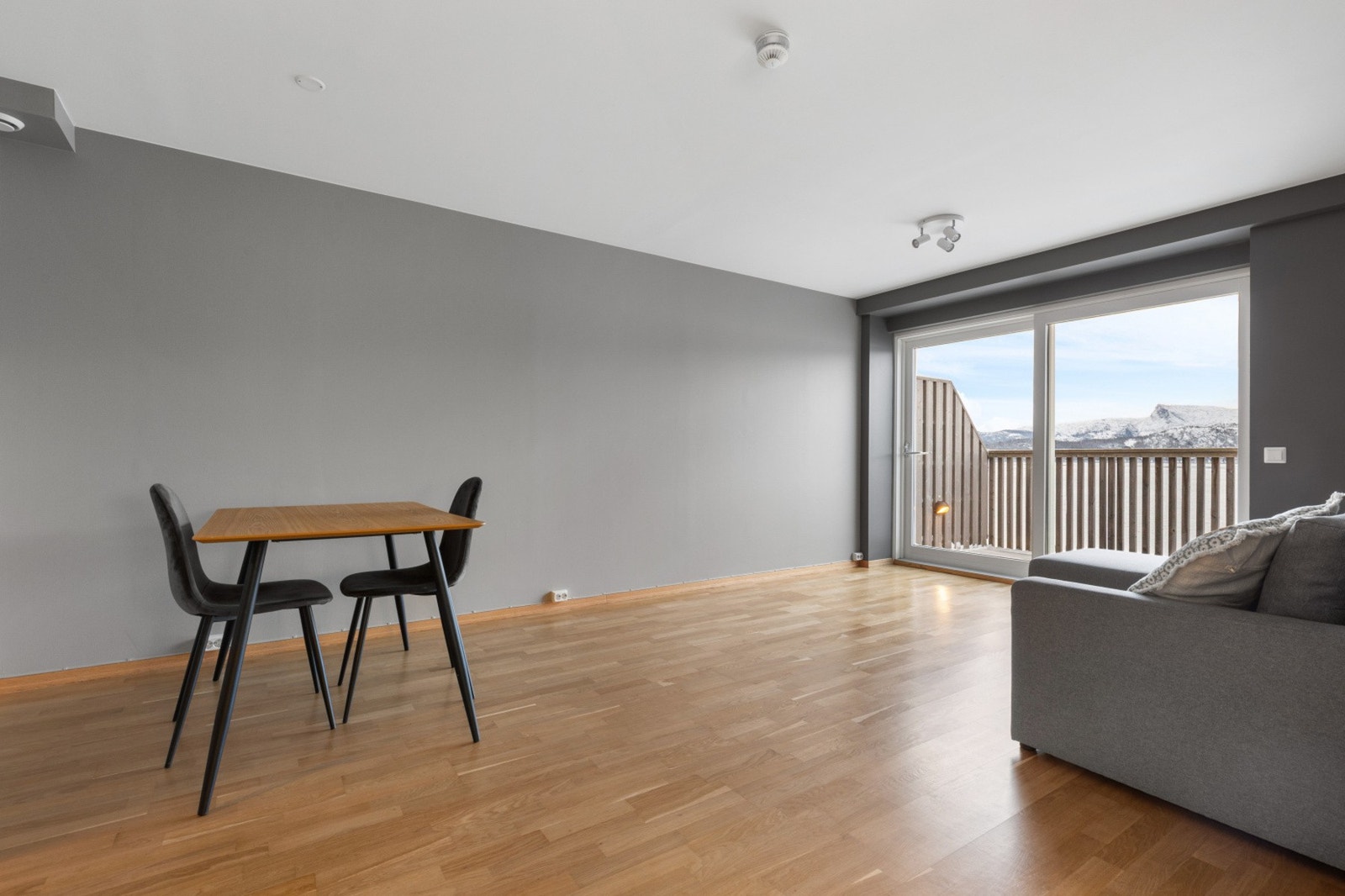 Stuen er av god størrelse med plass for sofagruppe og spisebord med tilhørende møblement Galleribilde