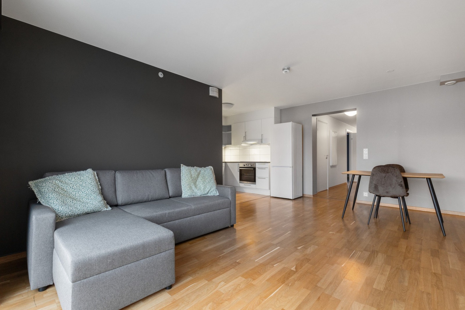 Den delvis åpne løsningen gir rom for flere sosiale soner selv ved matlaging Galleribilde