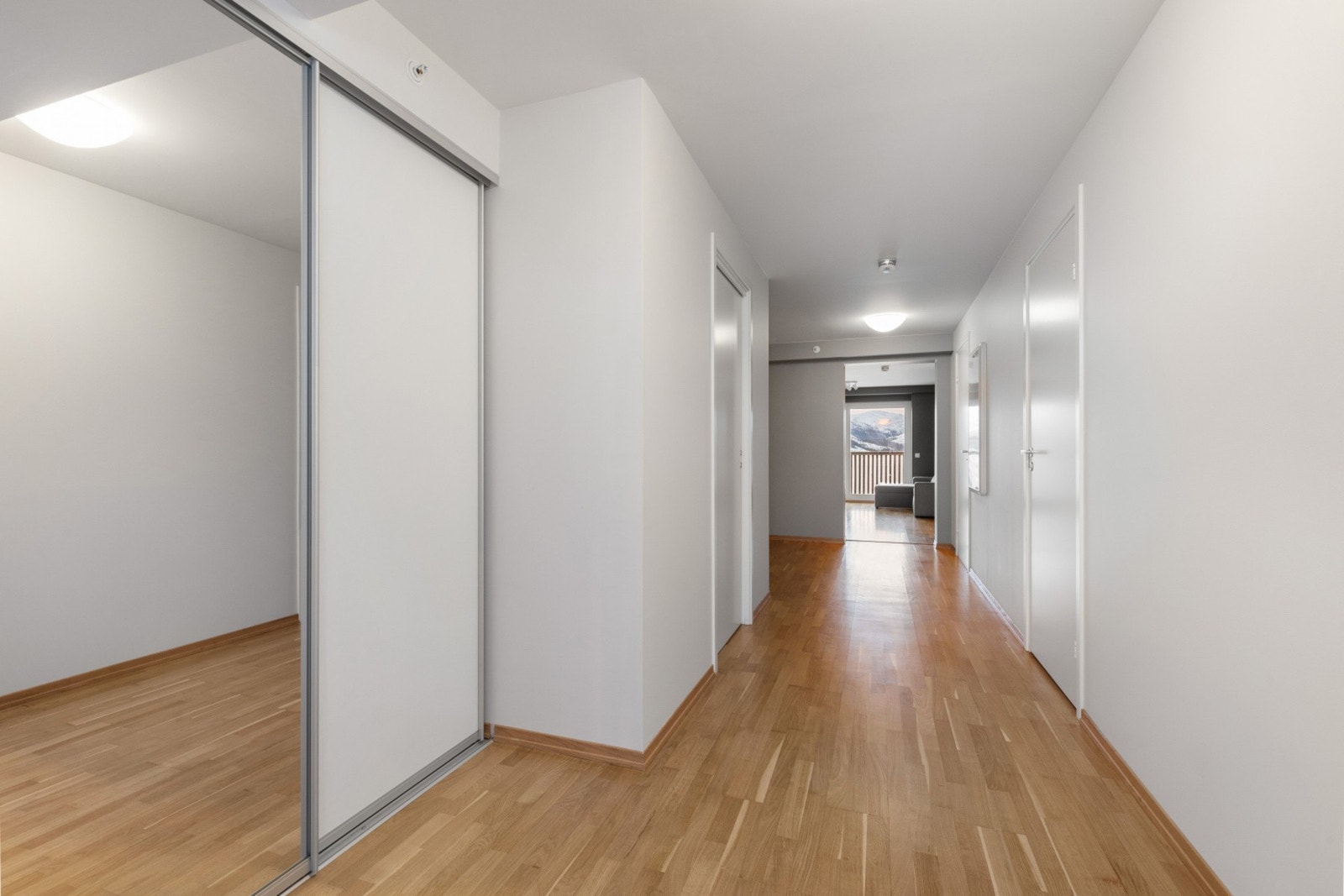 Lys og innbydende entré hvor du enkelt kan henge fra deg yttertøyet Galleribilde