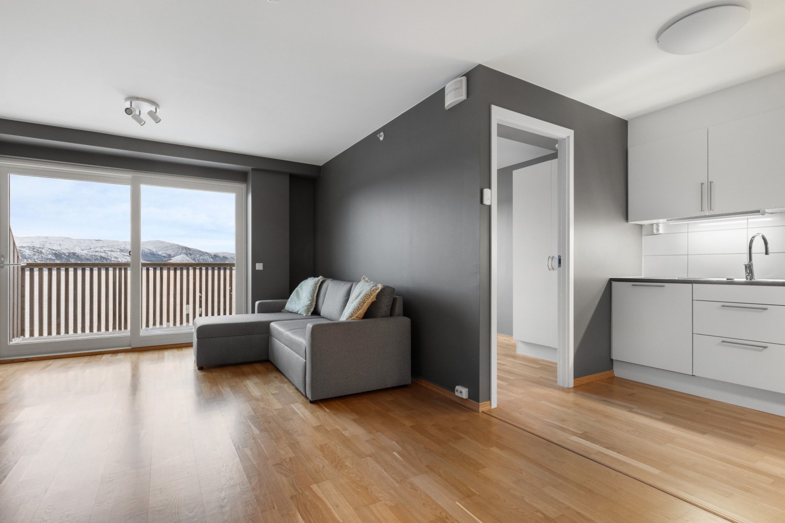 EIE eindomsmegling har gleden av å presentere Torggata 1A - En lys og innbydene 3-roms med mye naturlig lys og moderne fargevalg
Foto: Kathinka Herbst v/ Vaajmoe AS Galleribilde