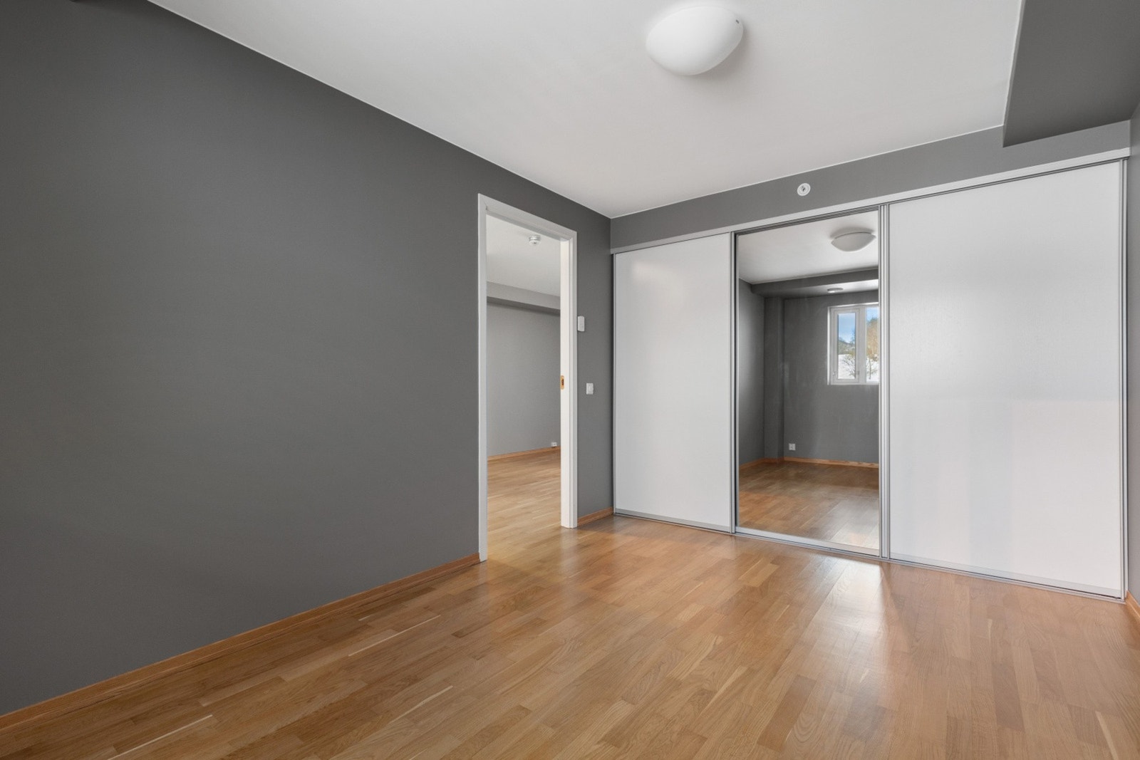 Hovedsoverommet rommer god plass til dobbeltseng, nattbord og har en praktisk garderobeløsning Galleribilde