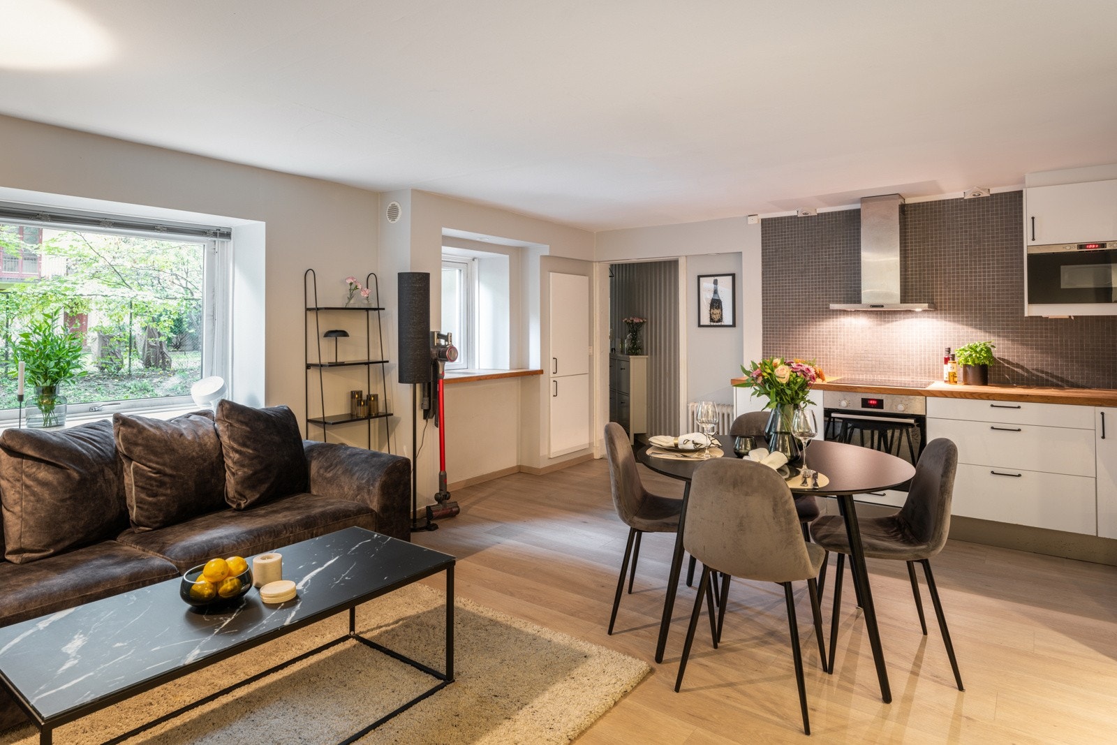 Mellom stuen og kjøkkenet er det god plass til spisebord Galleribilde