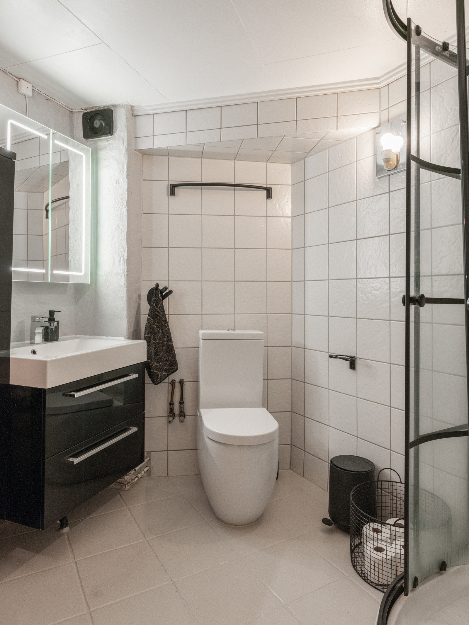 Rommet har innredning med nedfelt servant, toalett, dusjkabinett og opplegg for vaskemaskin. Galleribilde