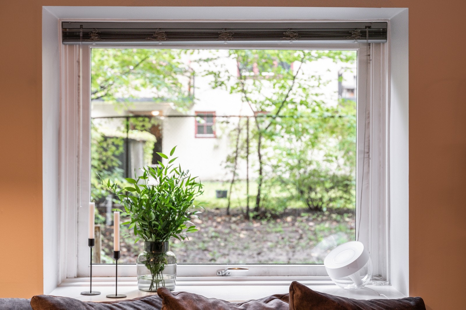 Leiligheten har en intern beliggenhet og vender mot rolig, skjermet gårdsrom med god avstand til nabo bygård Galleribilde