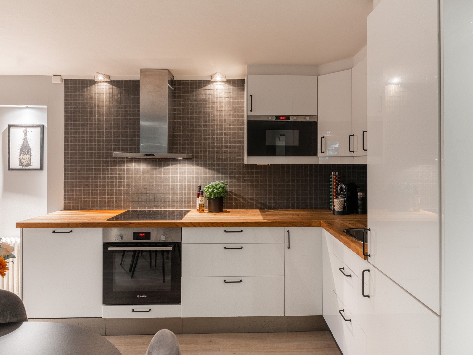 Det er integrert kjøleskap, fryseskap, oppvaskmaskin, platetopp og stekeovn Galleribilde