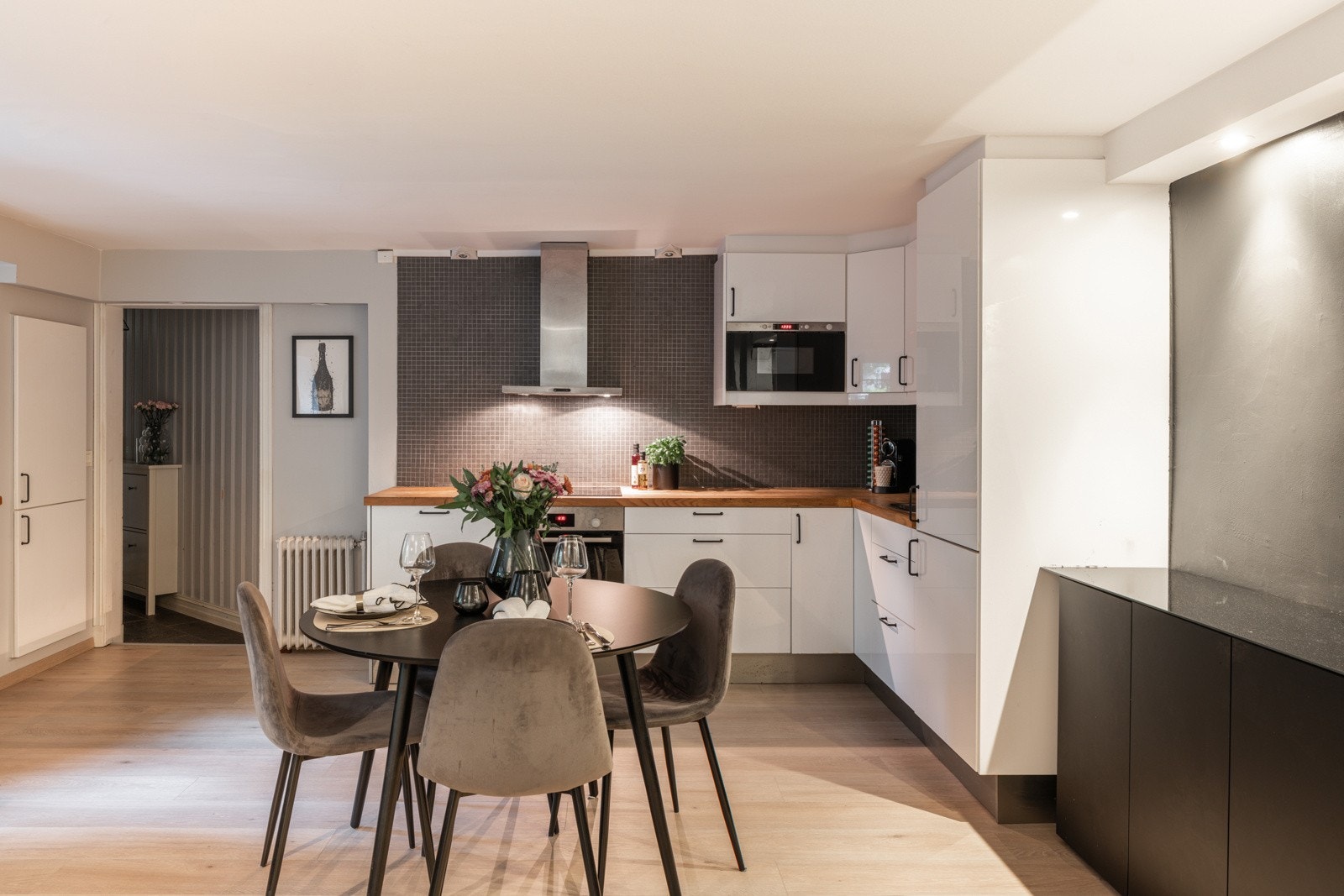 Leiligheten har en moderne planløsning med kjøkken og stue i åpen løsning Galleribilde