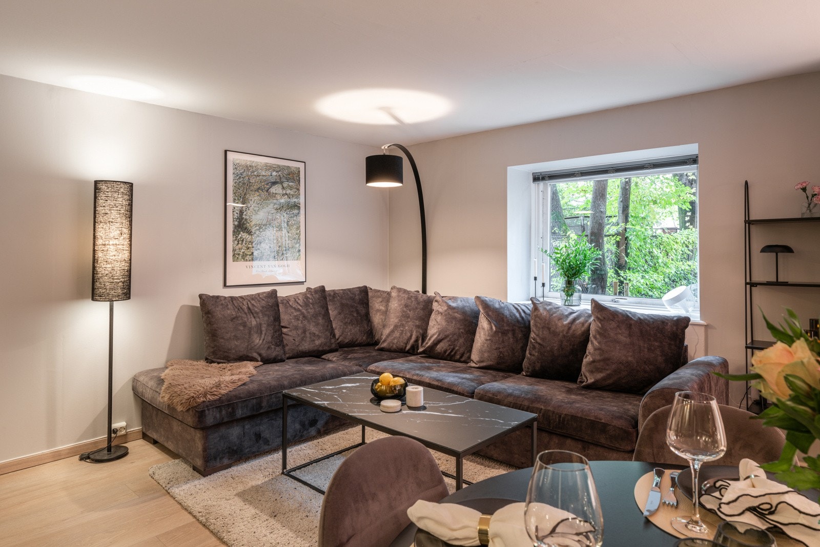 Hyggelig sofahjørne med plass til større sofa Galleribilde