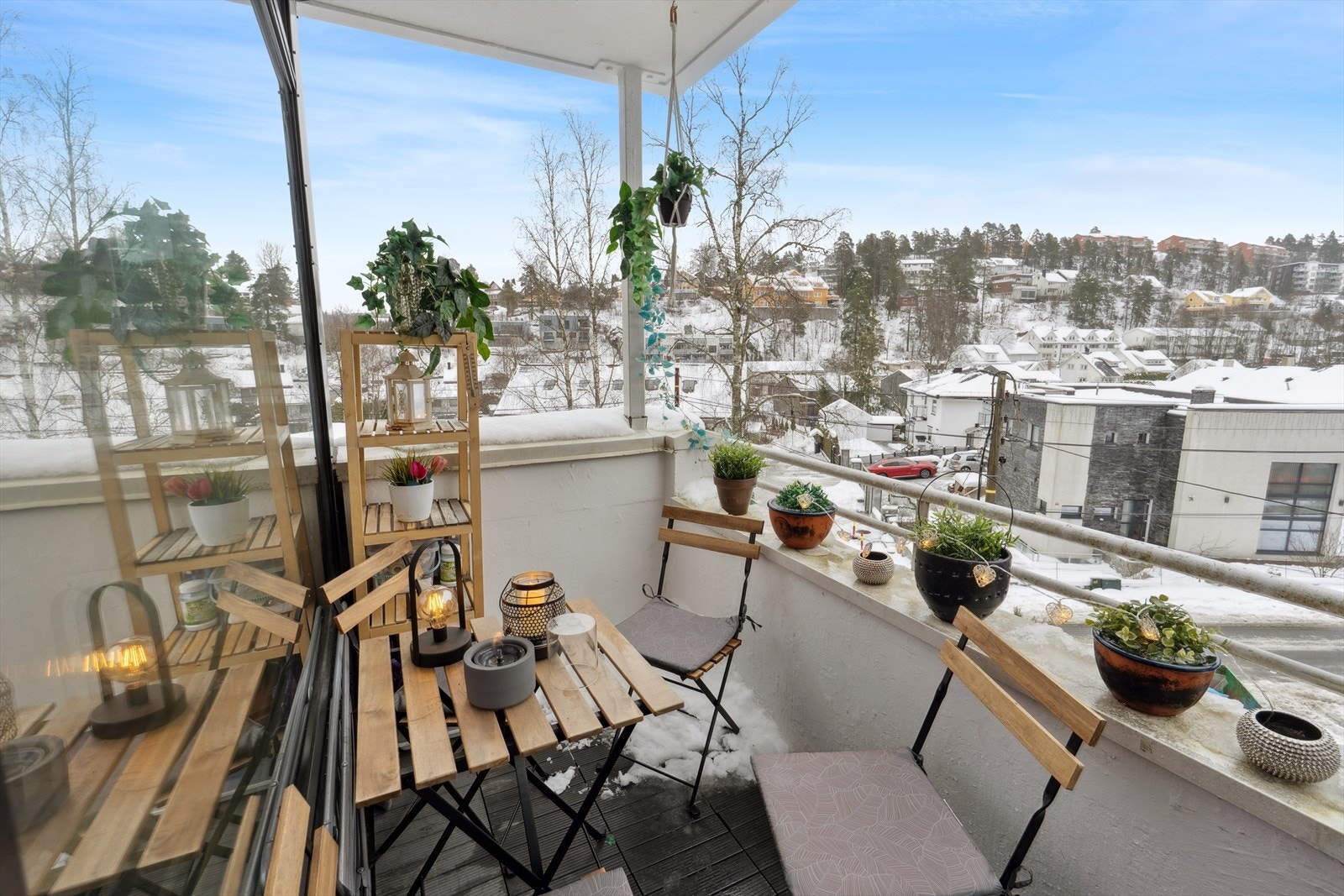 Dette er en spennende 3-roms eierleilighet med attraktiv beliggenhet på Nordstrand, i et område som byr på kort vei til alle nødvendige fasiliteter og servicetilbud. Galleribilde