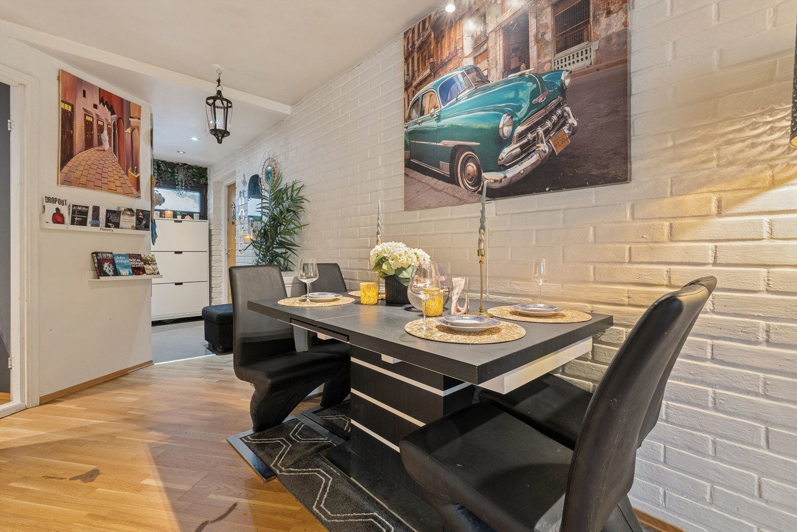 Mellom kjøkkenet og stuen er det god plass til et naturlig spiseområde. Galleribilde