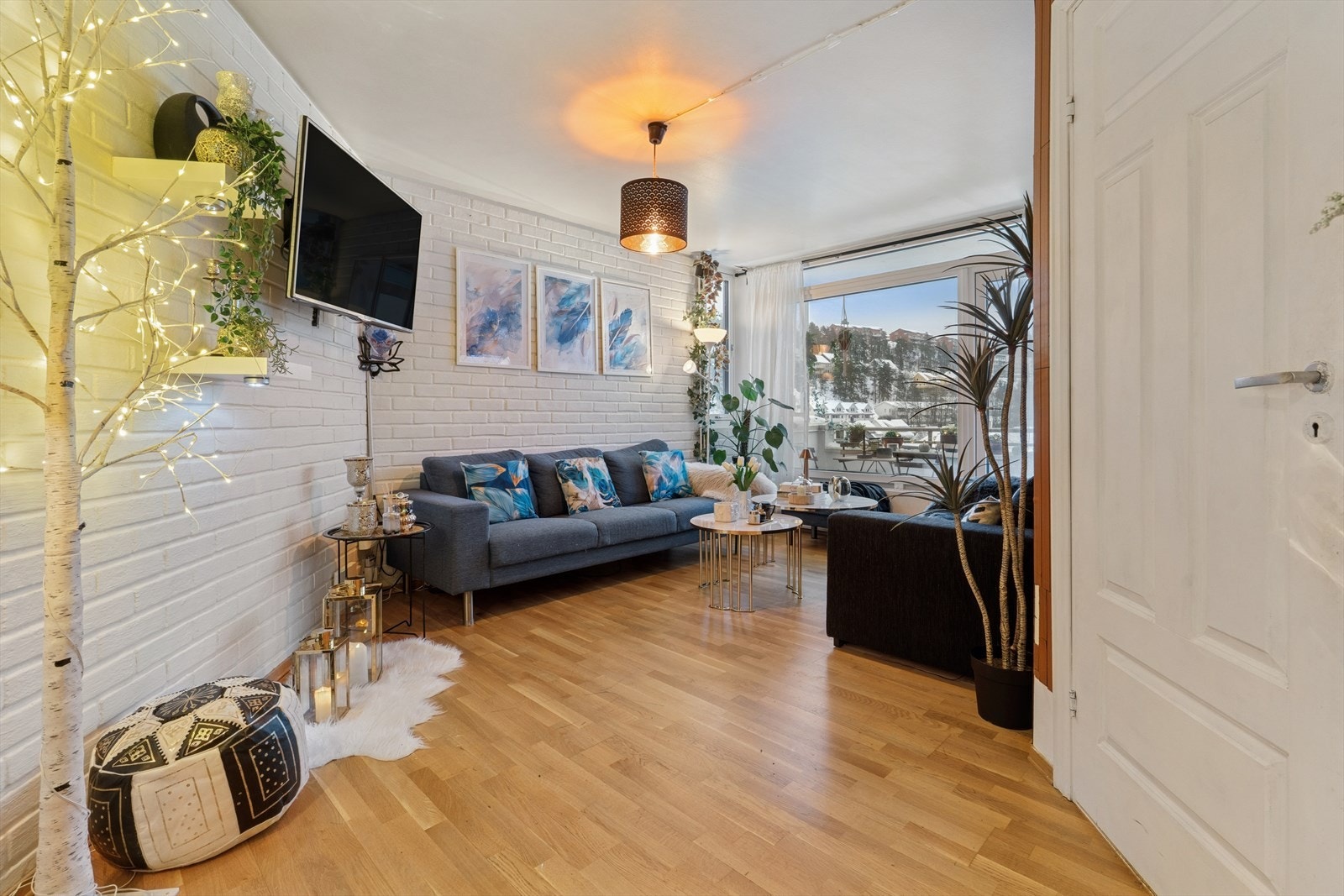 Boligen har et oppussingsbehov, noe som gir gode muligheter for å skape et hjem som gjenspeiler din egen stil og preferanser. Galleribilde