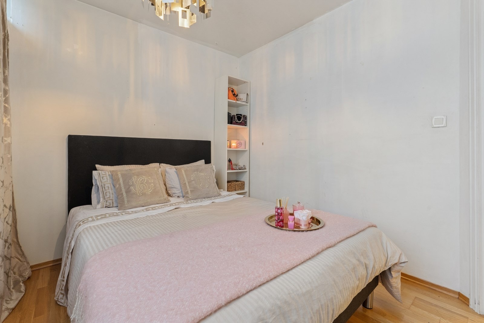 Begge soverommene har en god utforming som rommer stor seng, nattbord og øvrig møblement etter behov. Galleribilde