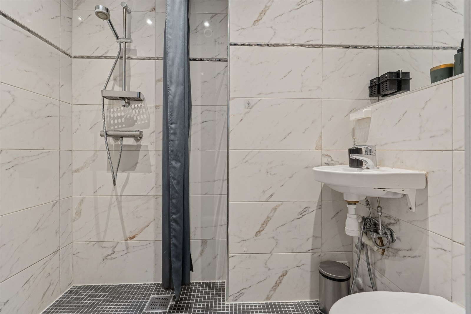 Det flislagte baderommet, som ifølge tidligere salgsoppgave er fra 2010, har både varmekabler i gulvet og innfelte lys i himlingen. Galleribilde