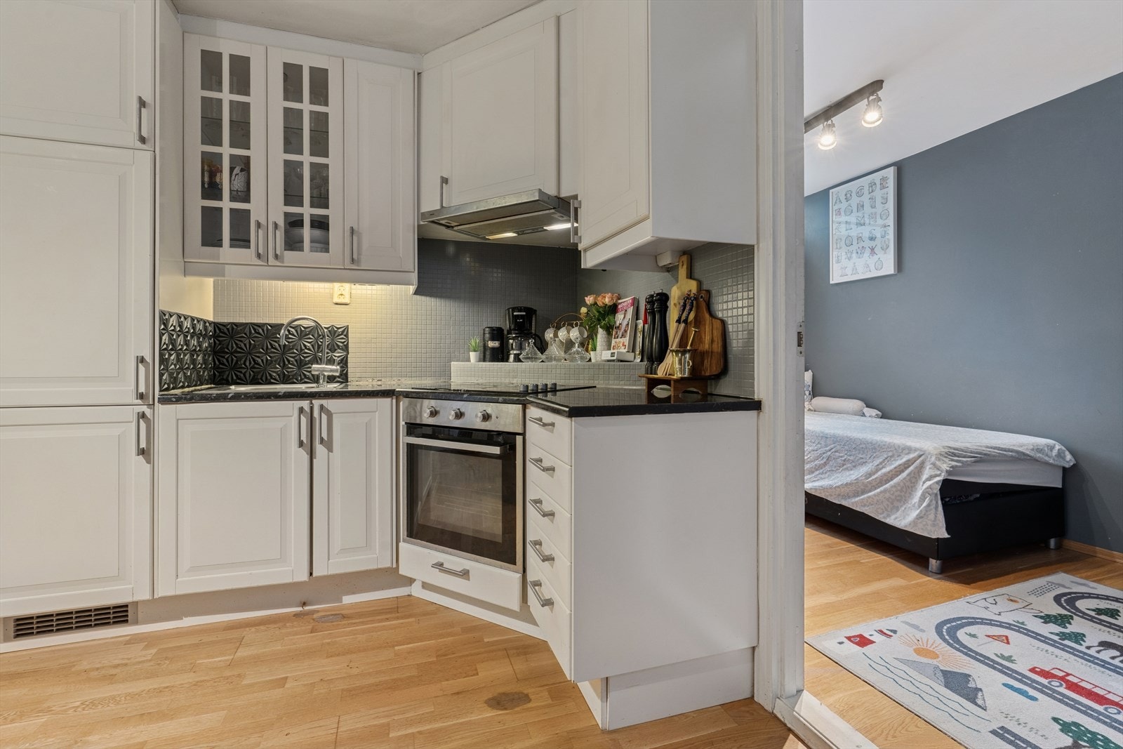 Enkelte overskap har fronter i glass, noe som gir et lett og luftig uttrykk. Galleribilde