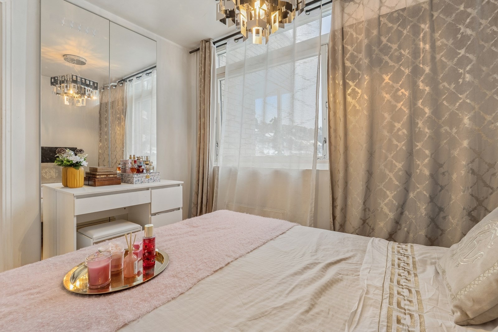 Store vindusflater sørger for godt naturlig lysinnslipp i rommene. Galleribilde