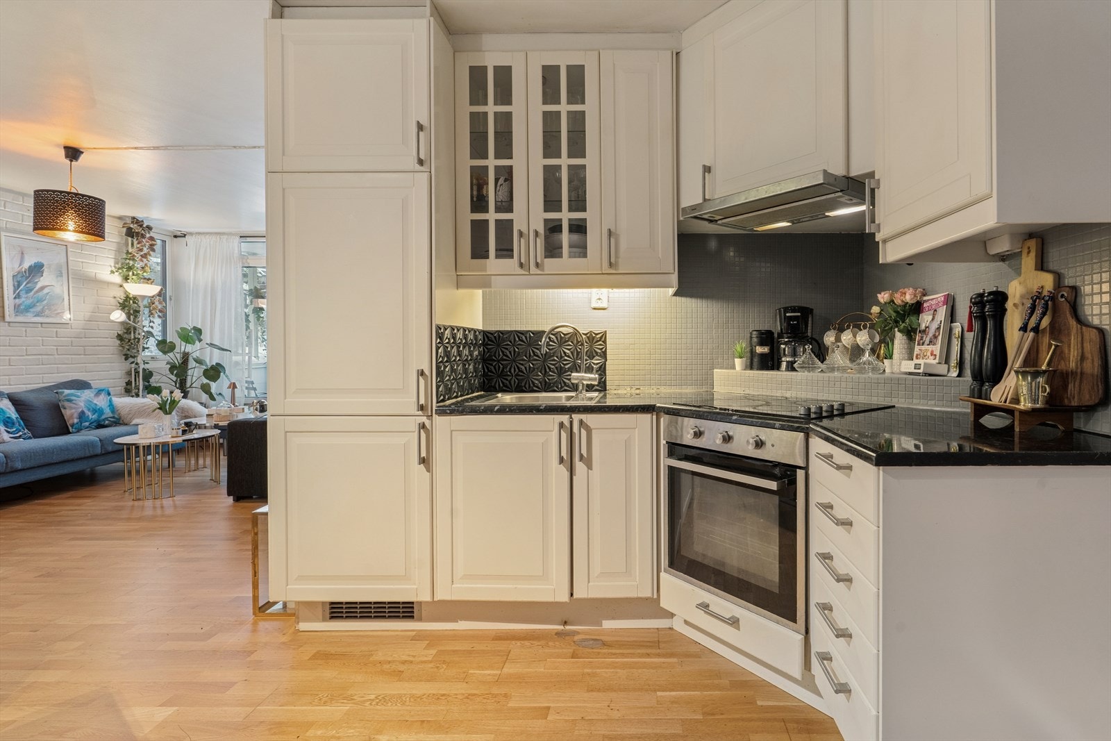 Kjøkkenet er fra 2010 og er innredet med laminert skrog og profilerte fronter i en lys utførelse. Galleribilde