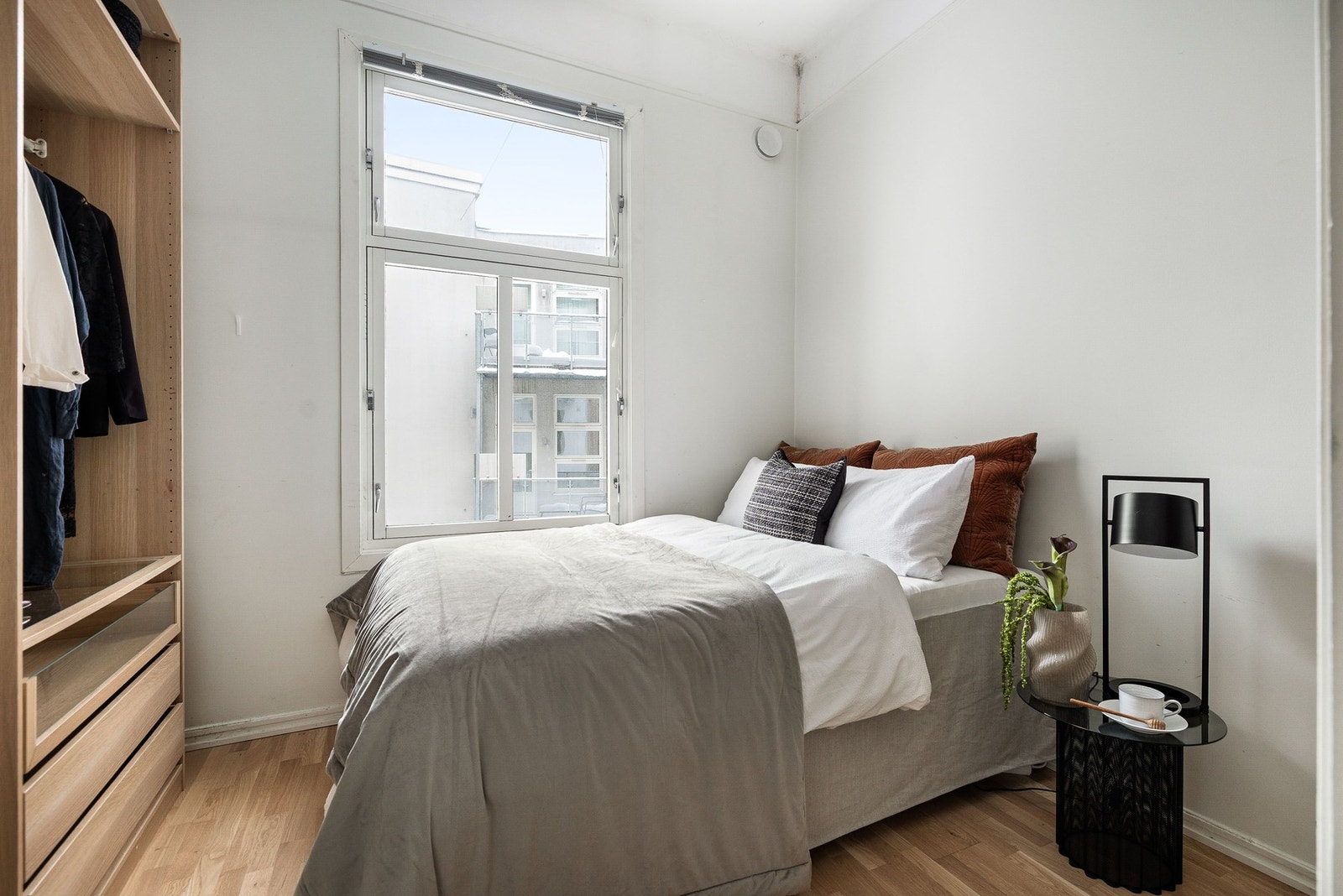 Soverom med plass til dobbeltseng. Rommet jhar garderobeskap med godt med oppbevaringsplass. Galleribilde