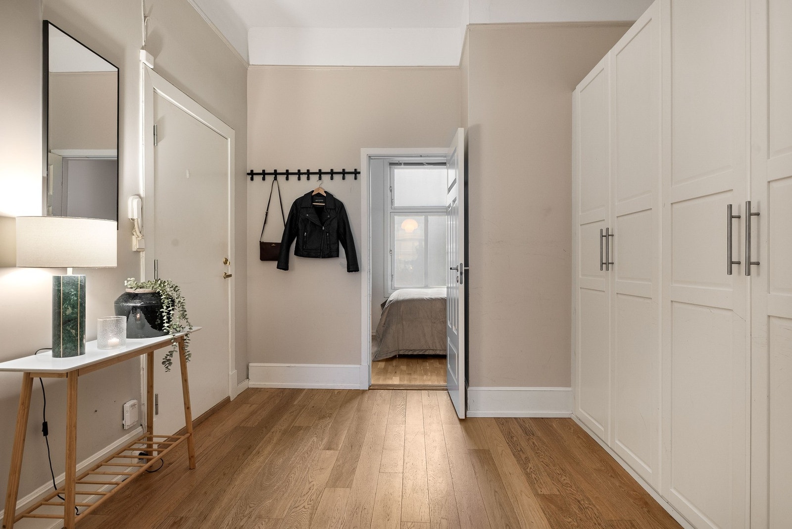 Gangen er romslig og har en stor garderobe. Her er det også plass til oppbevaringsmøbler til ytterklær og sko. Galleribilde