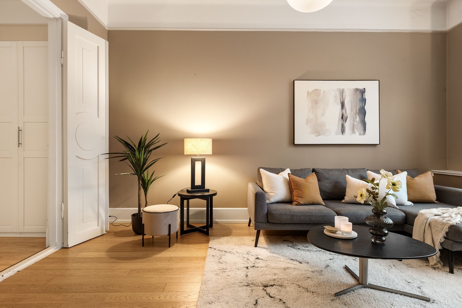 Stuen har god plass til sofagruppe . Galleribilde