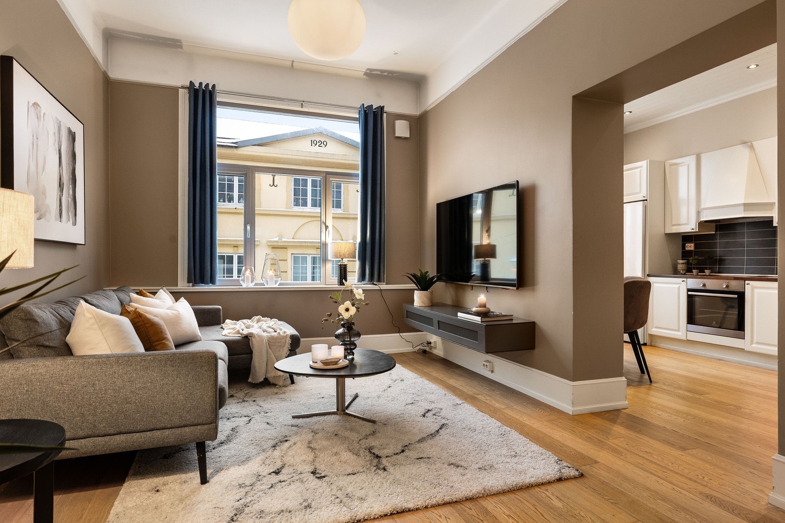 Det er en stor åpning mellom stuen og kjøkkenet. Galleribilde