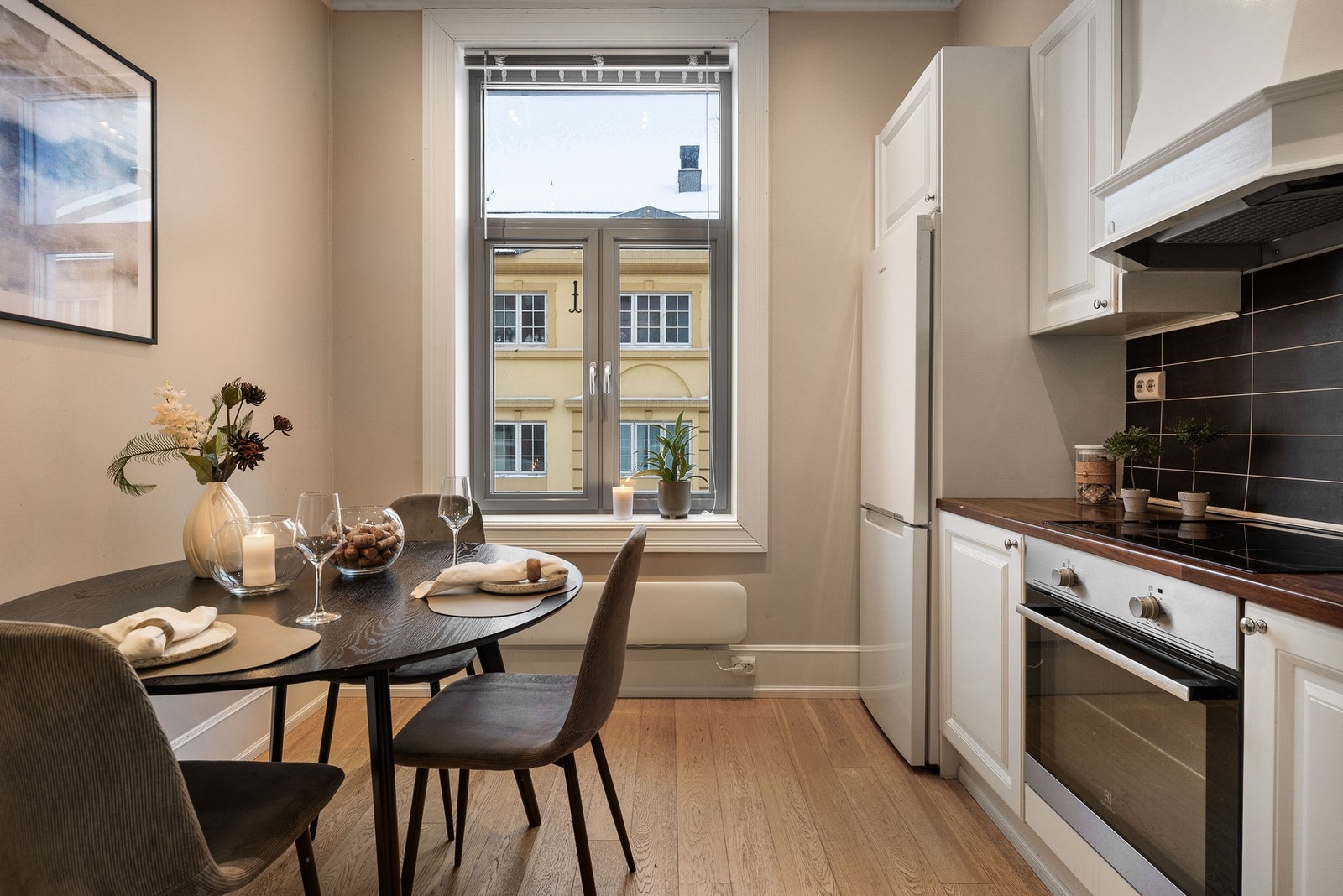 Kjøkkenet har plass til spisebord og har godt med lysinnslipp fra det store vinduet. Galleribilde