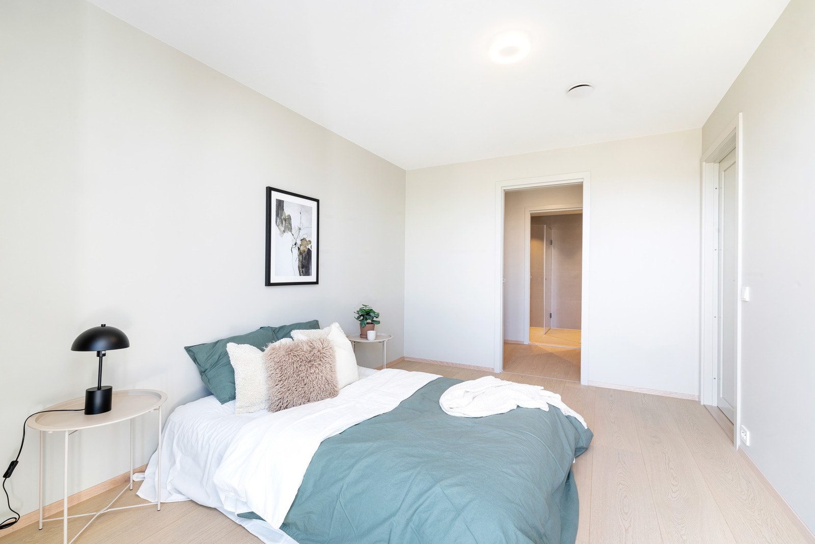 Hovedsoverommet har også inngang til garderobe og eget bad Galleribilde