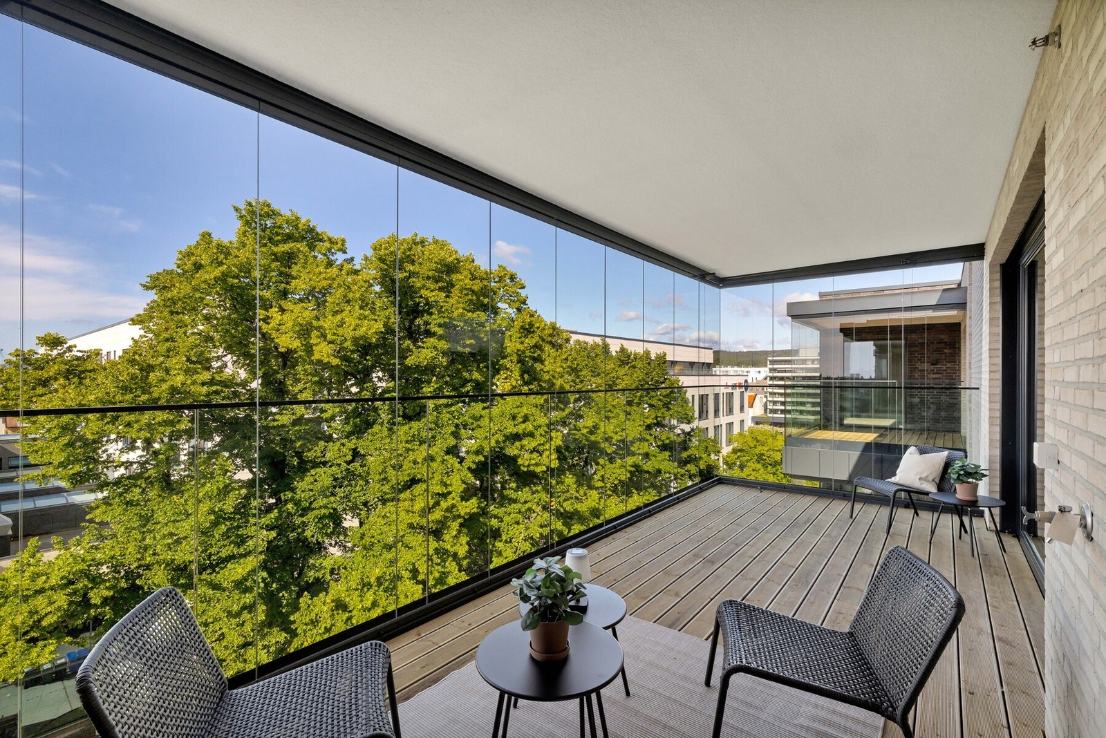 Vestvendt innglasset balkong Galleribilde