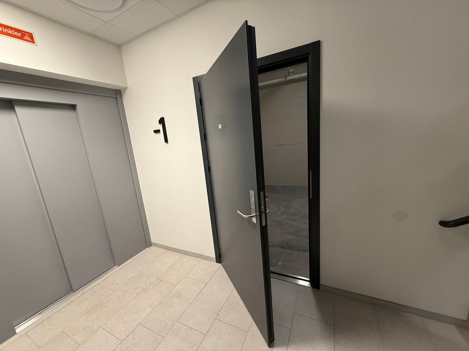 Boden er like ved heisen, og er egen branncelle Galleribilde