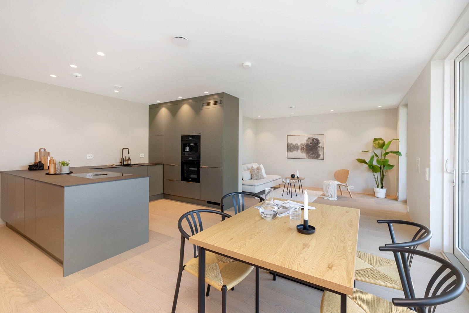 Åpen kjøkkenløsning med god plass til langbord Galleribilde