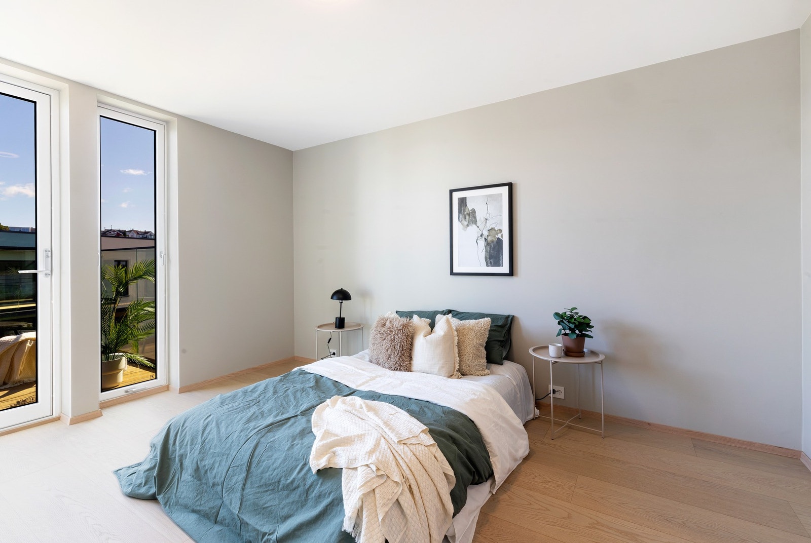 Hovedsoverom med utgang til balkong med morgensol Galleribilde