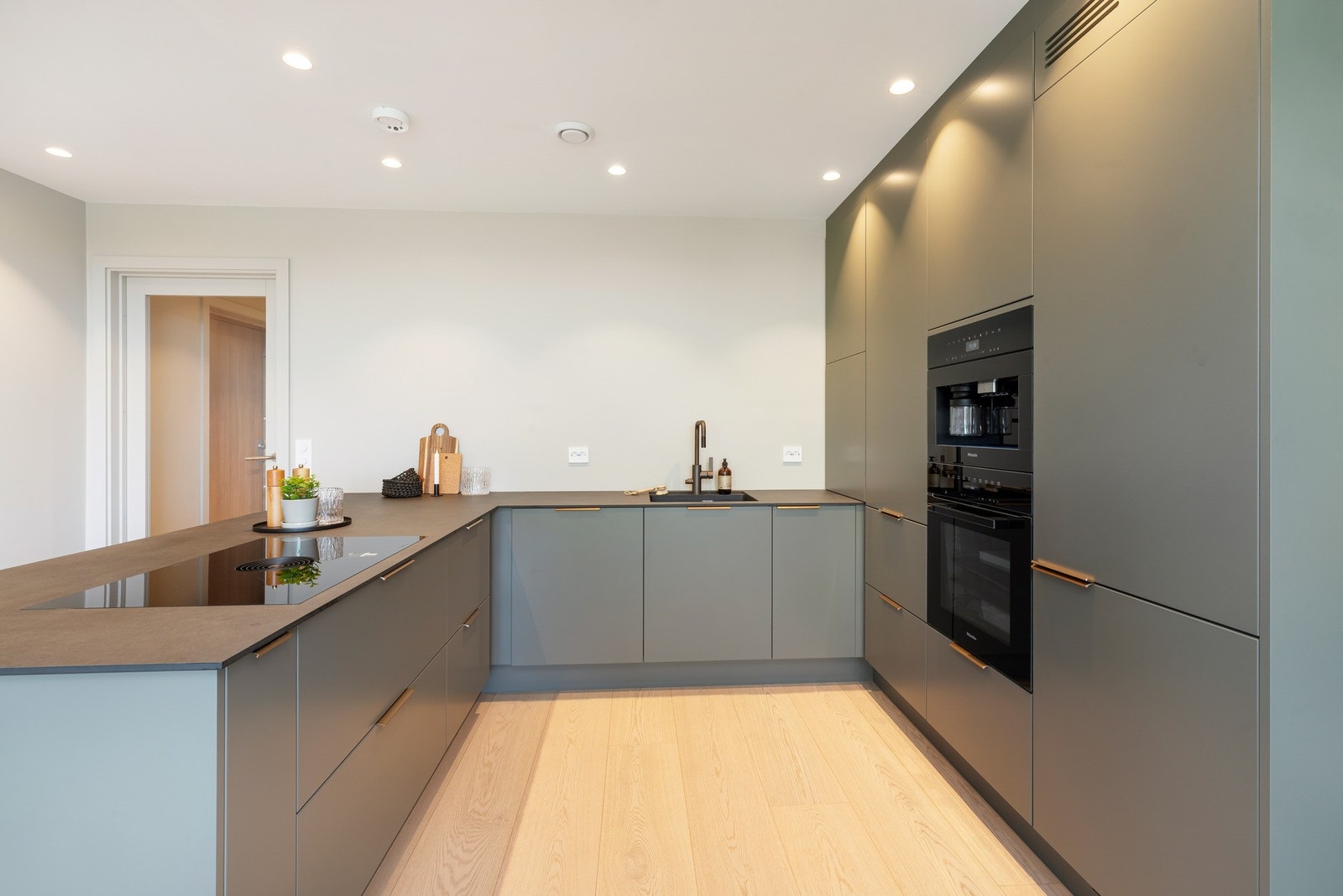 Pent kjøkken med innredning fra Strai Galleribilde