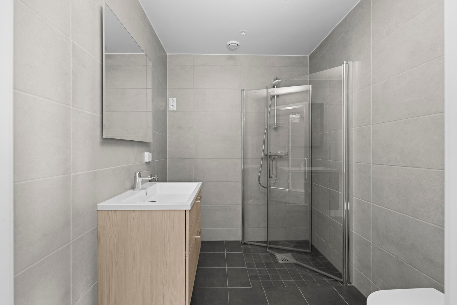 Bad/vaskerom av god størrelse med opplegg for vaskemaskin. Galleribilde