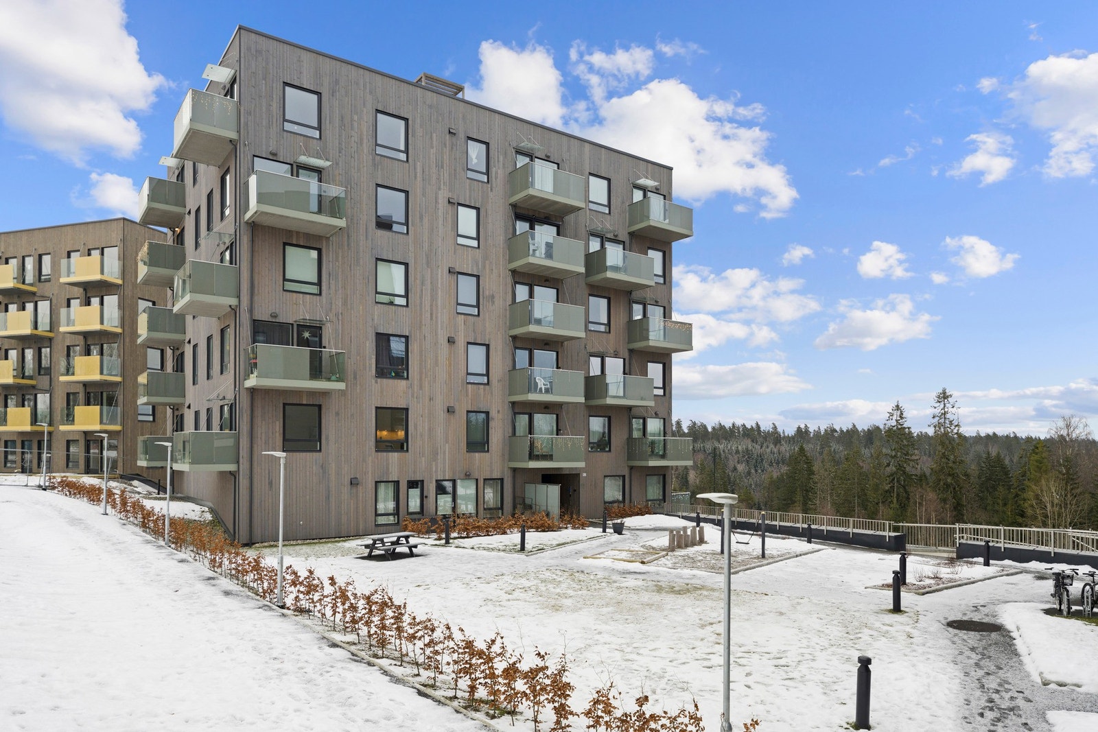 Boligblokken ligger flott og høyt på Sole Skog - en herlig beliggenhet i gangavstand til Vestby sentrum. Galleribilde