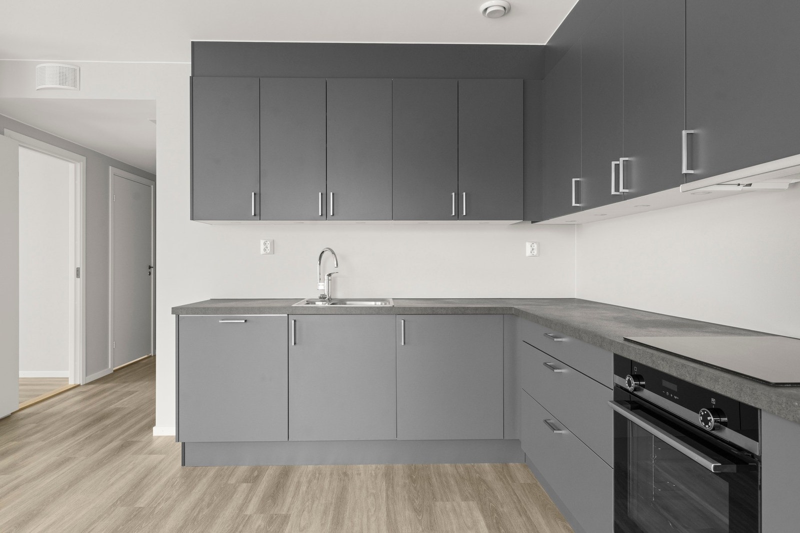 Kjøkkenet har integrerte hvitevarer som stekeovn, induksjonstopp, oppvaskmaskin og kjøl/frys. Galleribilde