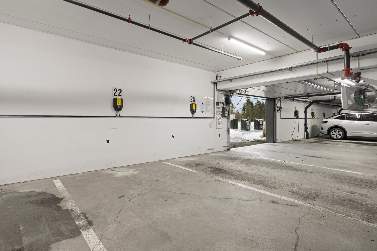 Garasjeplass m/mulighet for lader i kjeller. Galleribilde