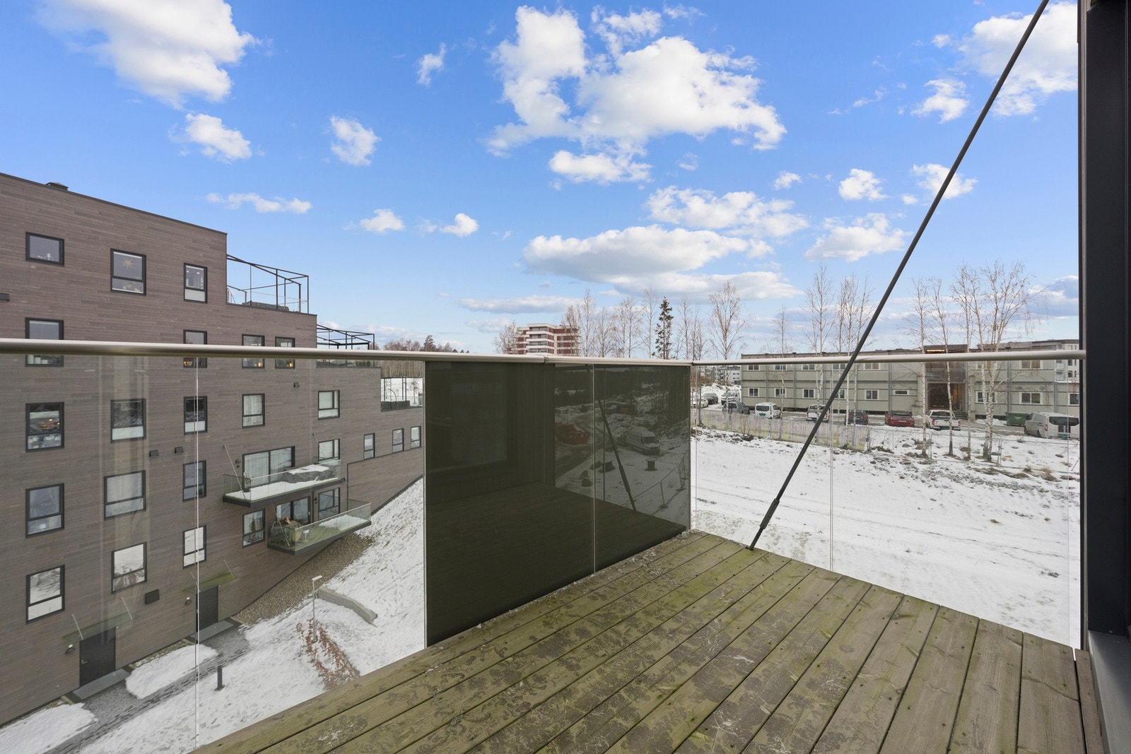 Fra stuen er det utgang til sydvestvendt balkong. Sameiet har også felles takterrasse for beboere. Galleribilde