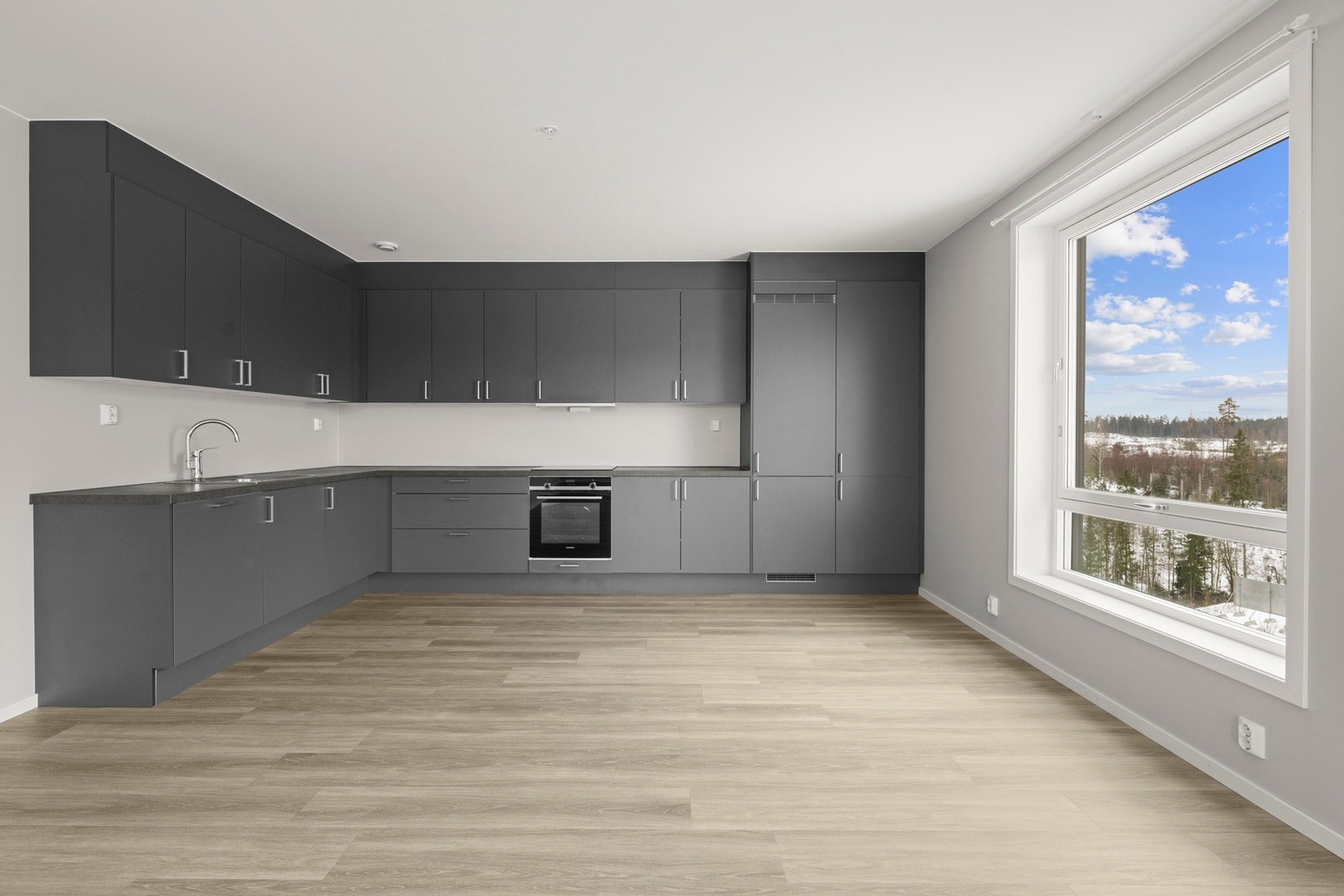 Innredningen er fra Sigdal og er tidløs og moderne med glatte takoppforede skap og benkeplate av laminat. Galleribilde