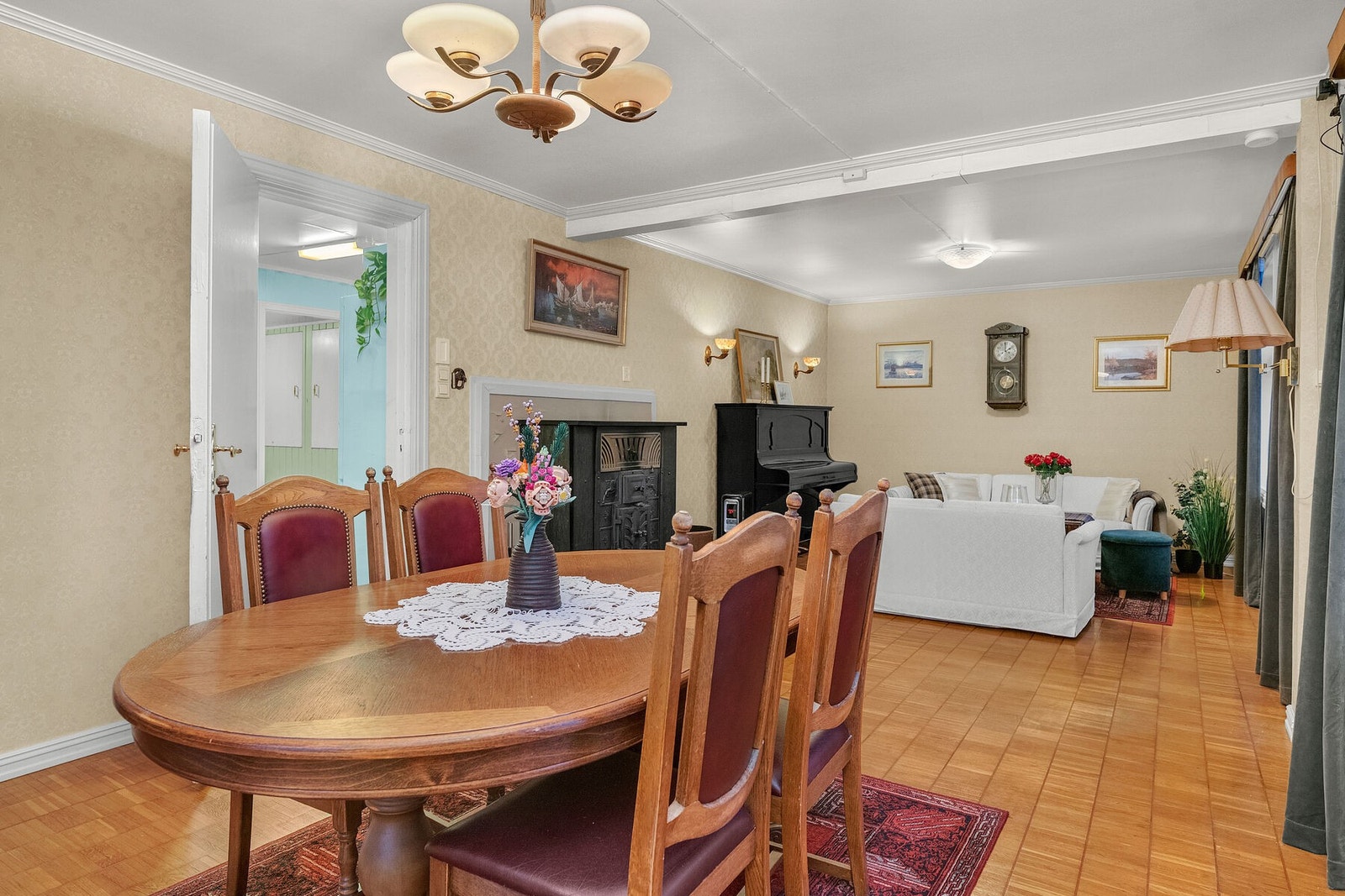 Romslig stue med eldre sjarm Galleribilde